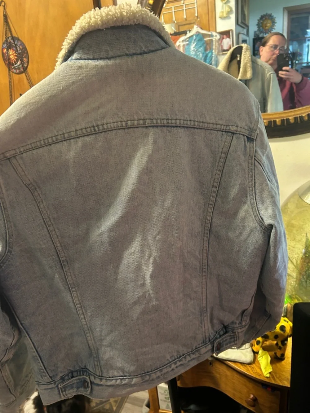 Vintage Levi's Light Blue Denim Jacket with Cream Sherpa Collar - Picture 9 of 9